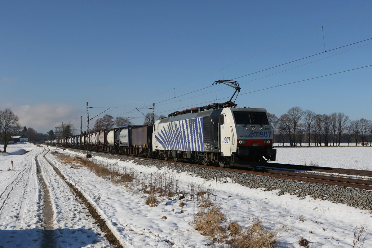 189 907 war mit einem  KLV  aus M�nchen kommend in Richtung Salzburg unterwegs. Aufgenommen am 24. Januar 2022 bei �bersee am Chiemsee.