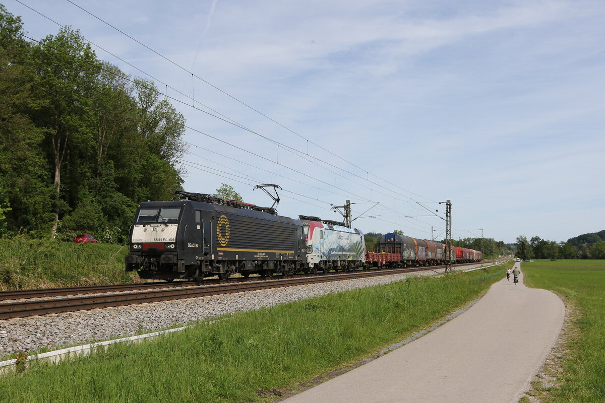 189 909 und 193 773 mit einem gemischten G�terzug aus Rosenheim kommend am 15. Mai 2024 bei Weisham.