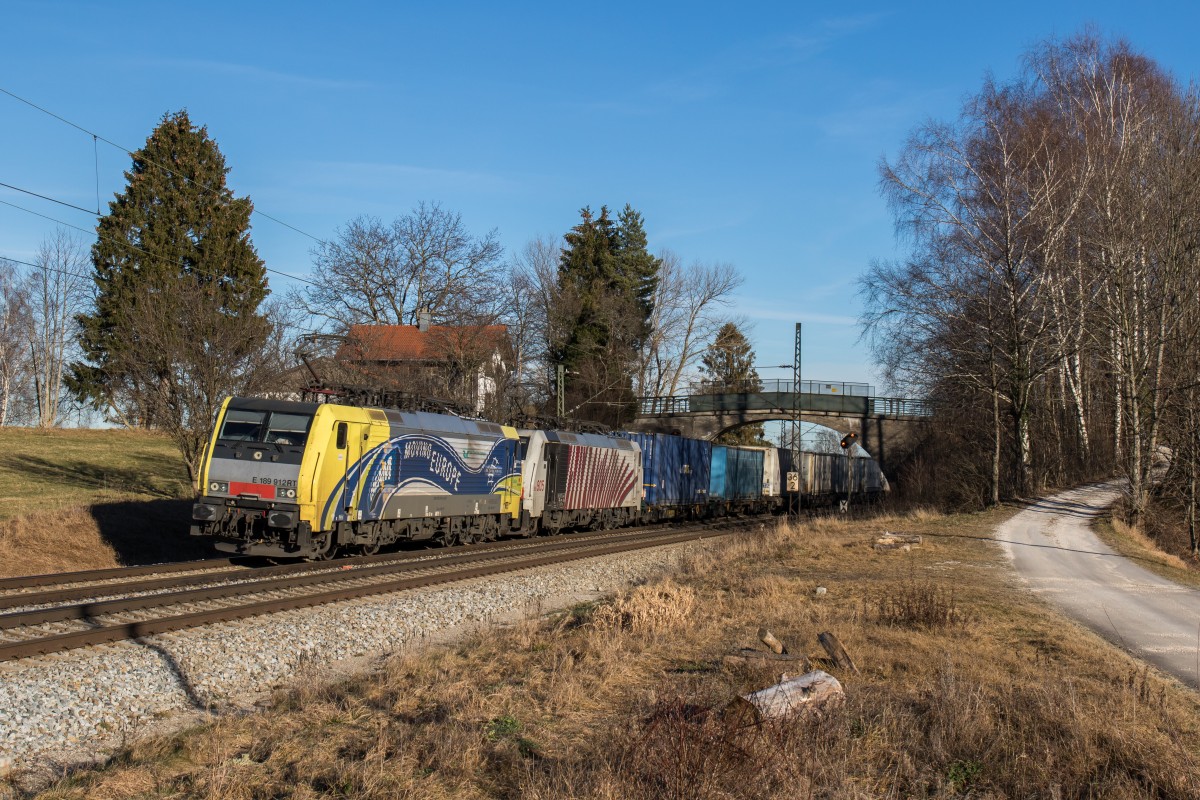 189 912 und 189 905 mit dem  Ekol-Zug  am 28. Dezember 2015 aus Salzburg kommend bei �bersee.
