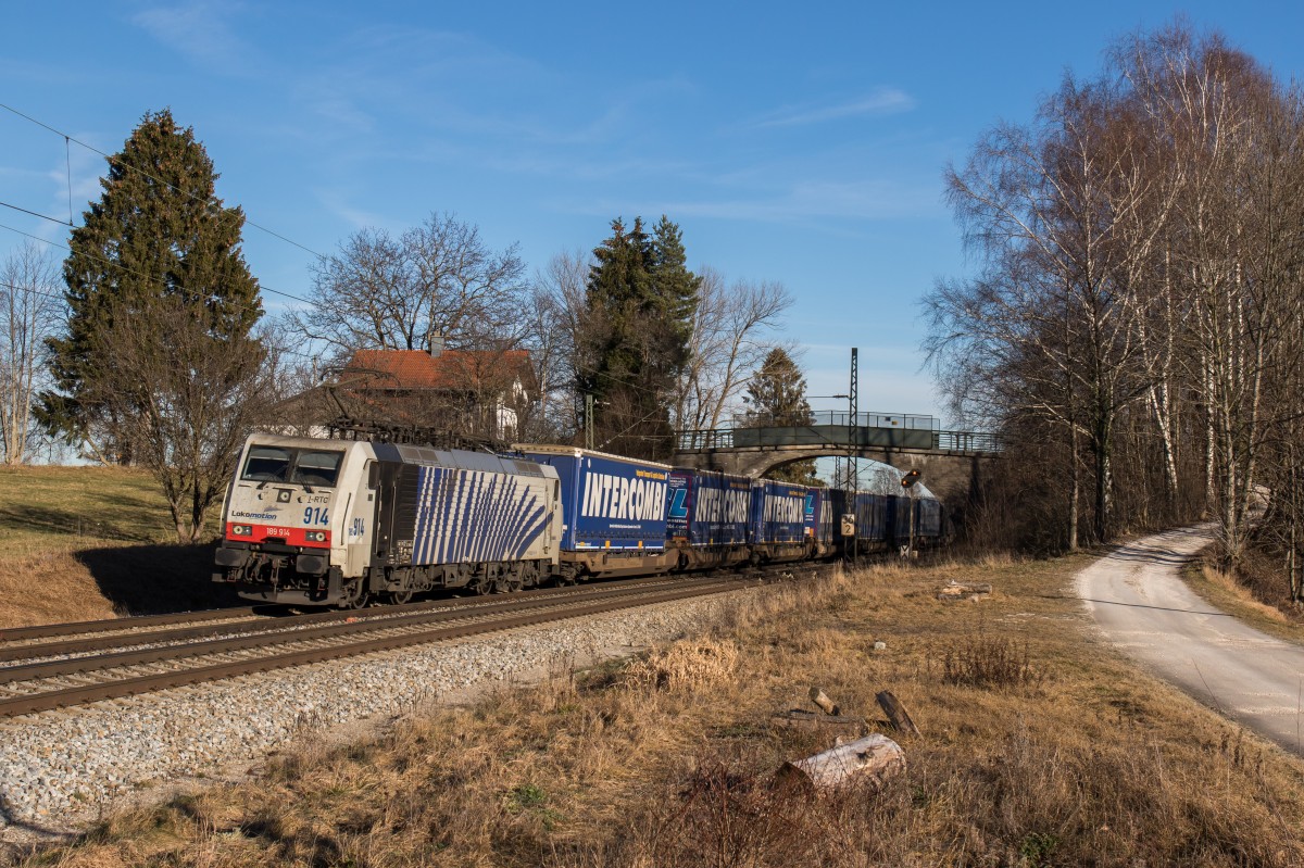 189 914 mit dem  Intercombi-Zug  am 28. Dezember 2015 bei �bersee am Chiemsee.