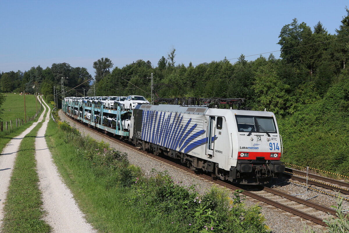 189 914 mit einem Autozug aus M�nchen kommend am 17. August 2023 bei Sossau.