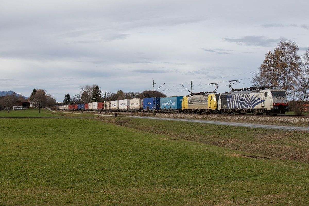 189 917 und 189 903 waren am 15. November 2015 mit dem  EKOL -Zug bei �bersee in Richtung Salzburg unterwegs.