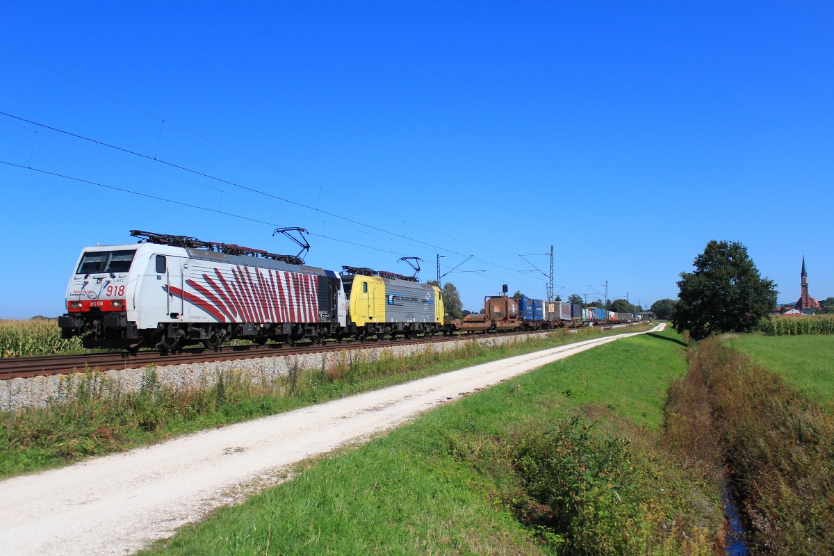 189 918-6 und eine weiter 189iger ziehen am 9. September 2012 einen G�terzug aus Salzburg kommendbei �bersee durch den Chiemgau.