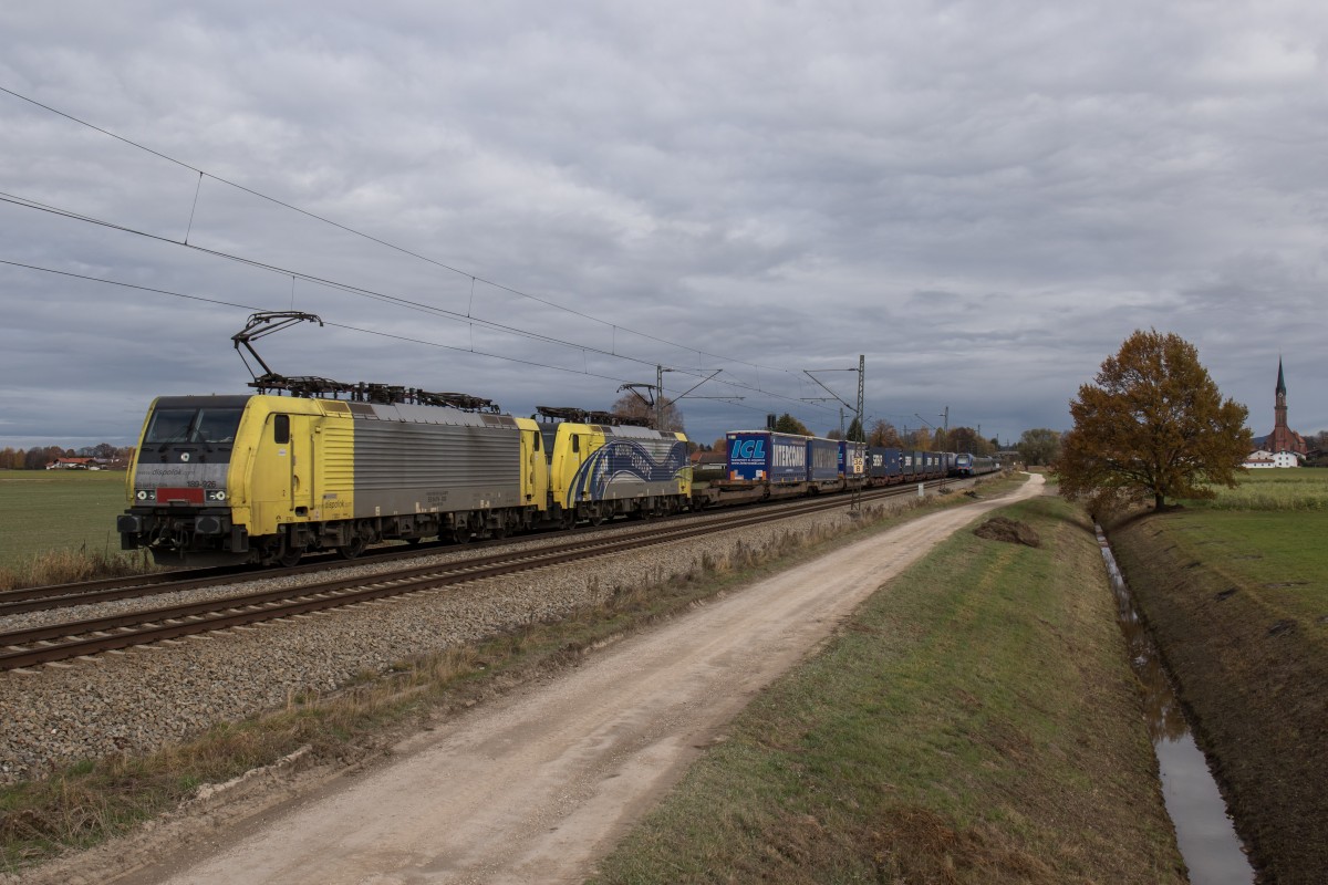 189 926 und 189 912 mit dem  Inter-Kombi -Zug aus Salzburg kommend am 7. November 2015 bei �bersee.
