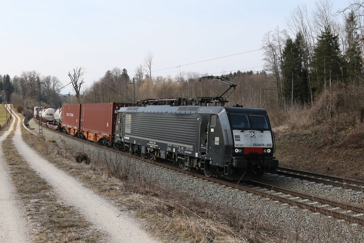 189 932 mit einem  KLV  aus M�nchen kommend am 9. M�rz 2021 bei Grabenst�tt im Chiemgau.