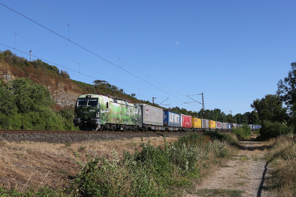193 087  THANK YOU  mit einem  KLV  aus W�rzburg kommend am 6. August 2022 bei Himmelstadt im Maintal.