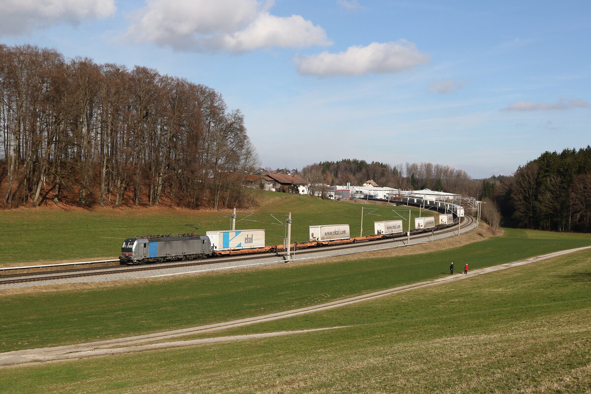 193 119 war mit einem  EKOL-KLV  am 18. Februar 2024 bei Axdorf in Richtung M�nchen unterwegs.