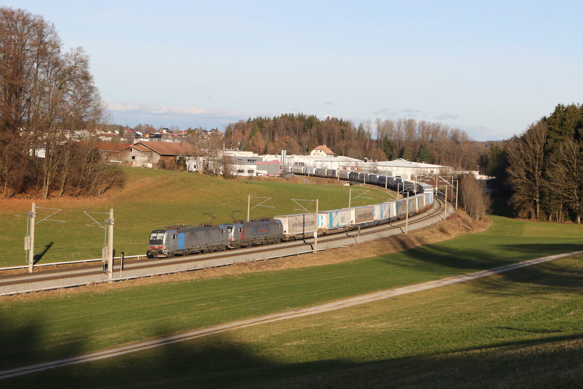 193 126 und 193 890 waren am 30. Dezember 2023 mit einem  EKOL-KLV  bei Axdorf im Chiemgau in Richtung M�nchen unterwegs.