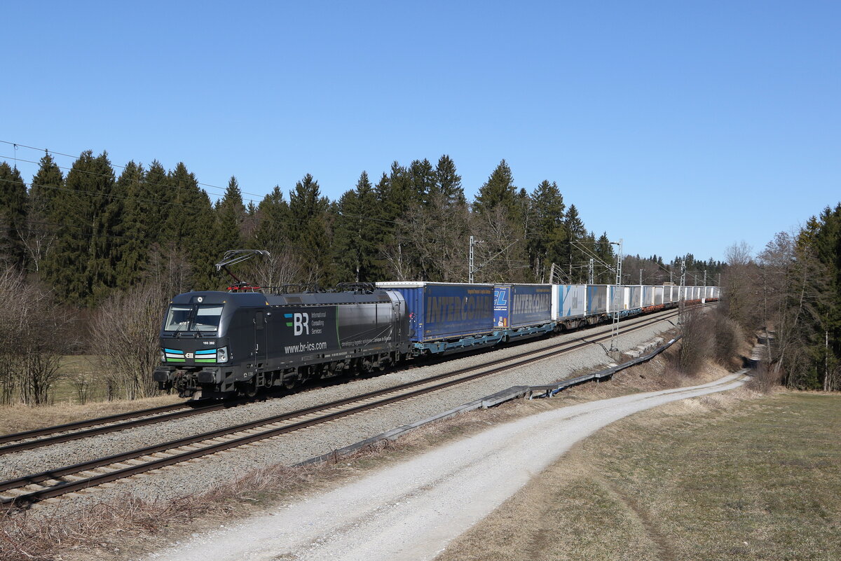 193 202 von  BR ICS  mit dem  EKOL  aus Salzburg kommend am 9. M�rz 2022 bei Grabenst�tt im Chiemgau.