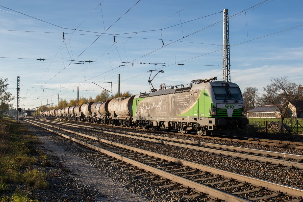 193 204  Mozart  mit einem Knick-Kesselwagenzug am 3. November 2015 im Bahnhof von �bersee.