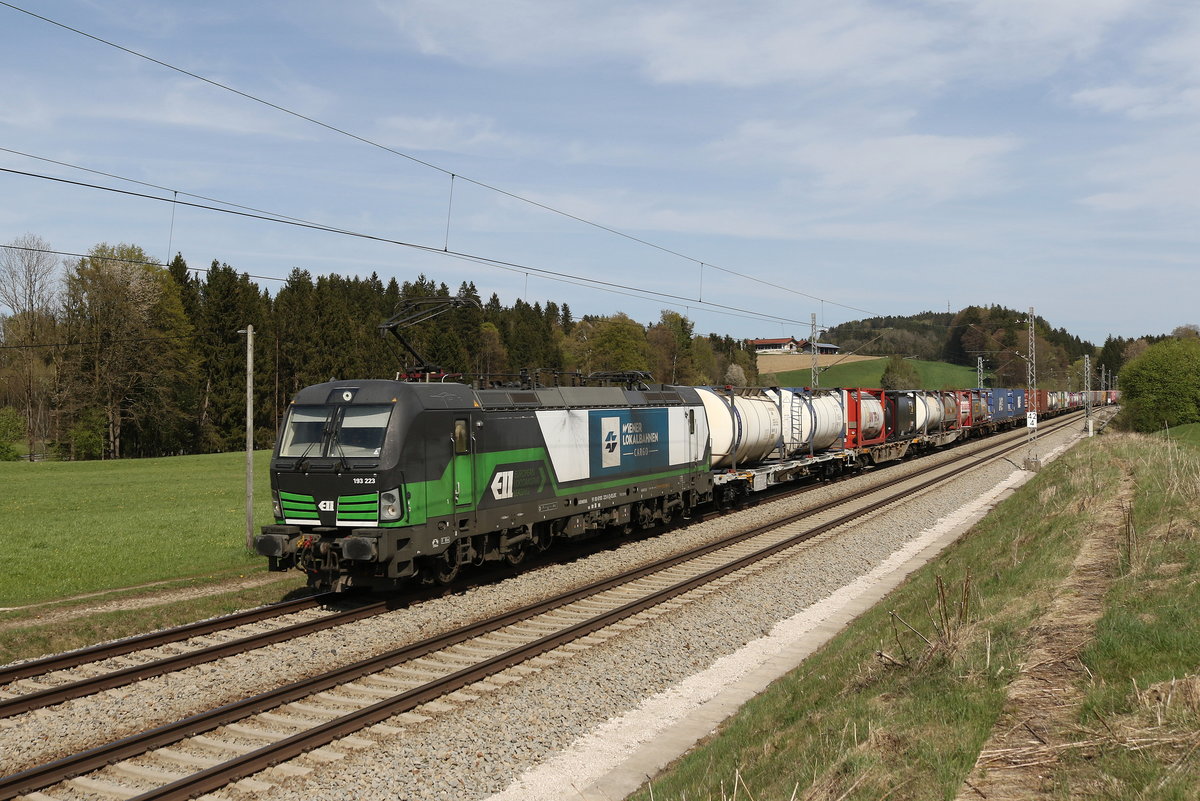 193 223 war mit einem Containerzug am 16. April 2020 bei Grabenst�tt im Chiemgau nach M�nchen unterwegs.