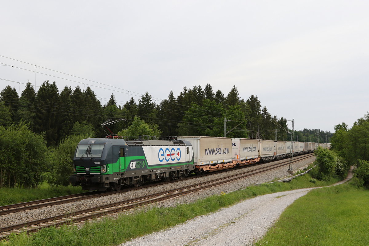 193 225 mit dem  Ekol  aus Salzburg kommend am 22. Mai 2020 bei Grabenst�tt.