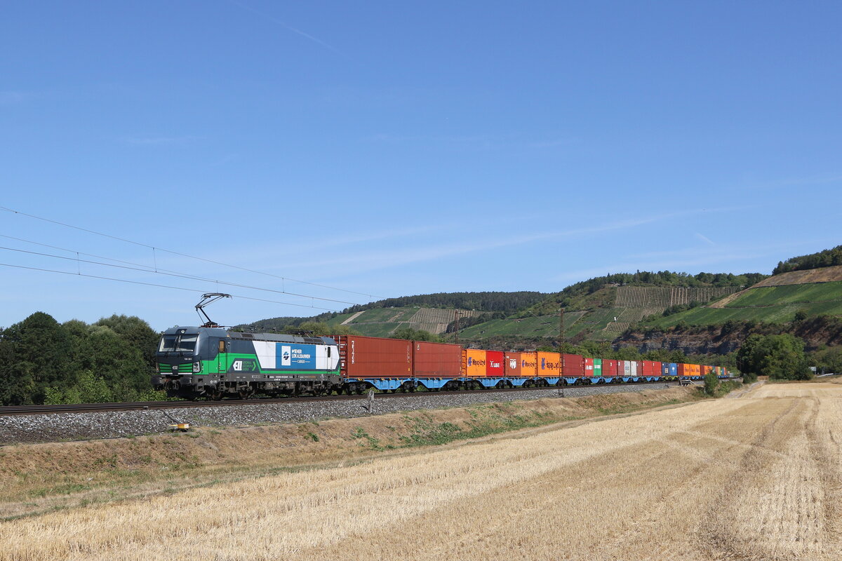 193 251 von  WLC  mit einem Containerzug aus Gem�nden kommend am 8. August 2022 bei Himmelstadt am Main.