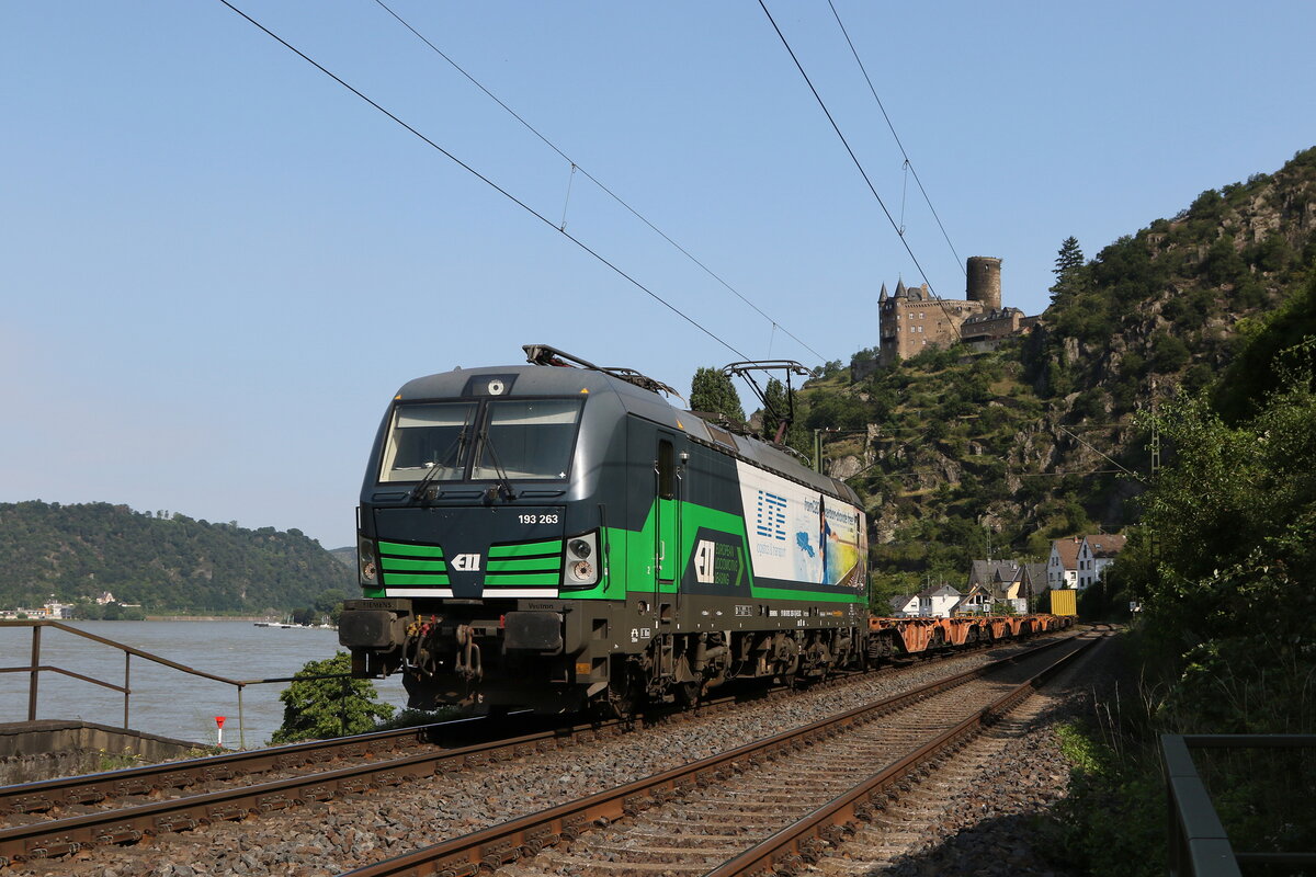 193 263 von  ELL  mit einem Containerzug am 22. Juli 2021 bei St. Goarshausen, ist derzeit f�r  LTE  im Einsatz. 