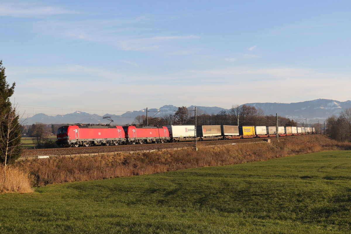 193 306 und 193 320 waren am 6. Dezember 2019 bei Rann in Richtung M�nchen unterwegs.
