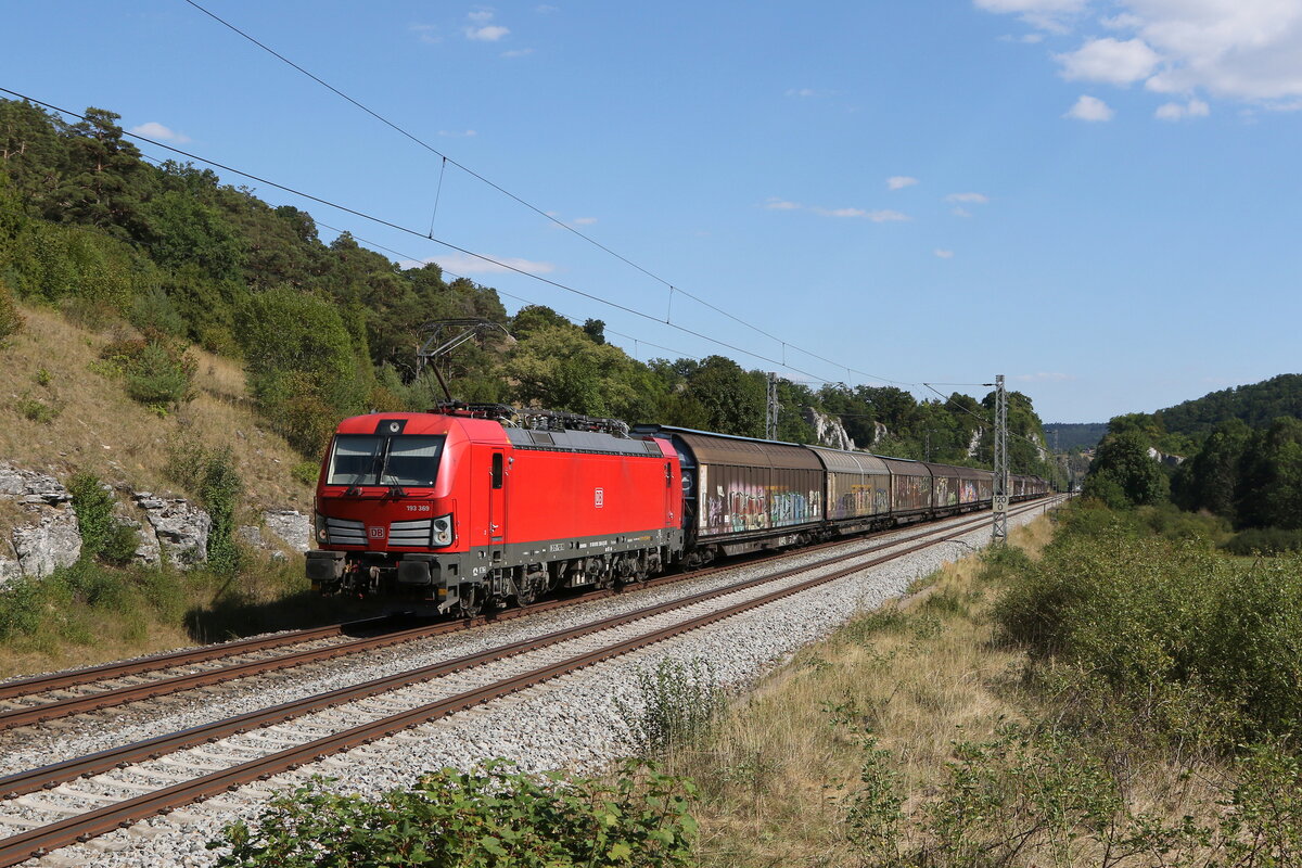 193 369 mit Schiebewandwagen am 8. August 2022 bei Hagenacker im Altm�hltal.