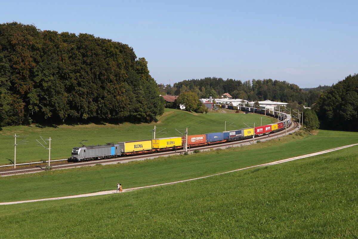 193 391 von  Railpool  war am 3. Oktober 2023 mit einem  KLV  bei Axdorf in Richtung M�nchen unterwegs.