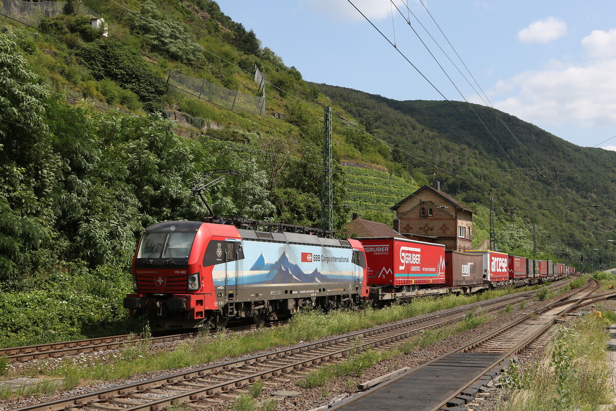 193 461 von  SBB Cargo  mit einem  �KLV  am 22. Juli 2021 bei Kaub am Rhein.