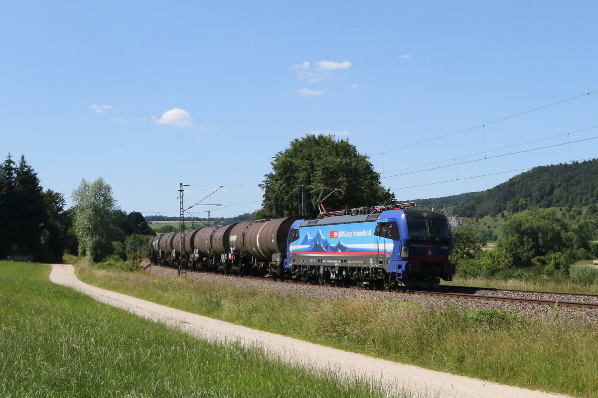 193 533 der  SBB Cargo  war am 24. Juni 2020 mit einem Kesselwagenzug bei Dollnstein im Altm�hltal in Richtung Ingolstadt unterwegs.