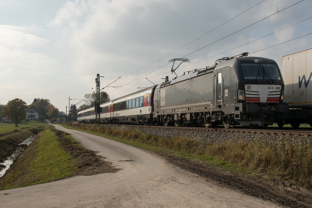 193 606-1 war am 22. Oktober 2015 mit vier Schweizer Waggons in Richtung Salzburg unterwegs. Aufgenommen bei �bersee am Chiemsee.