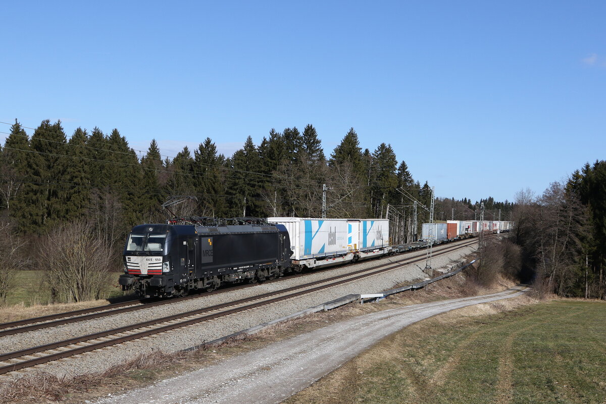 193 650 mit dem  Ekol  aus Salzburg kommend am 14. Februar 2022 bei Grabenst�tt im Chiemgau.