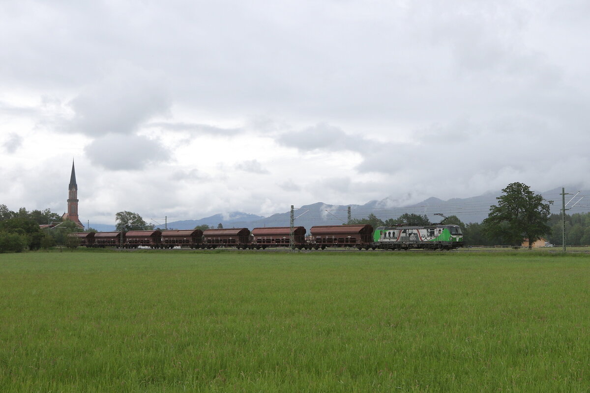 193 691  Jedermann  mit Sch�ttgutwagen aus Salzburg kommend am 25. Mai 2024 bei �bersee am Chiemsee.
