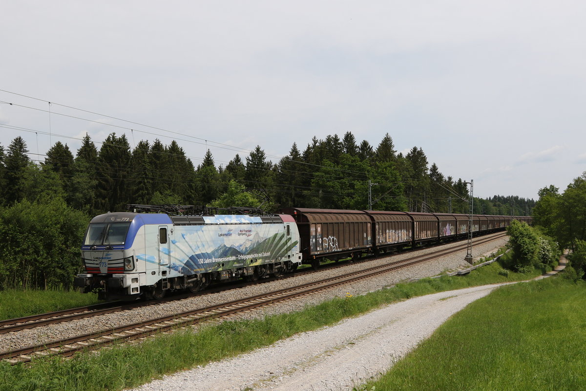 193 773  150 Jahre Brennerbahn  mit einem Schiebewandwagenzug aus Salzburg kommend am 22. Mai 2020 bei Grabenst�tt im Chiemgau.