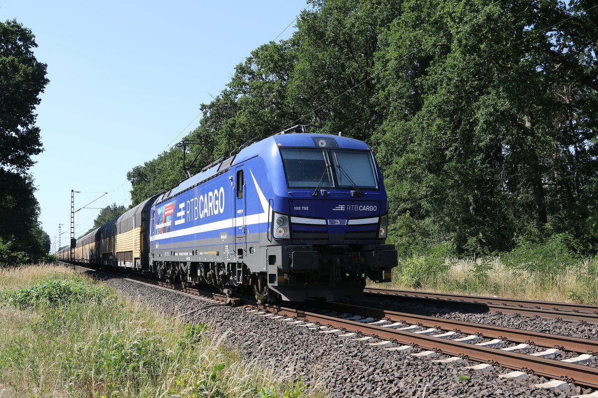 193 792 von  Rurtal-Bahn-Cargo  war mit einem Autozug am 26. Juni 2020 bei D�rverden in Richtung Bremerhaven unterwegs.