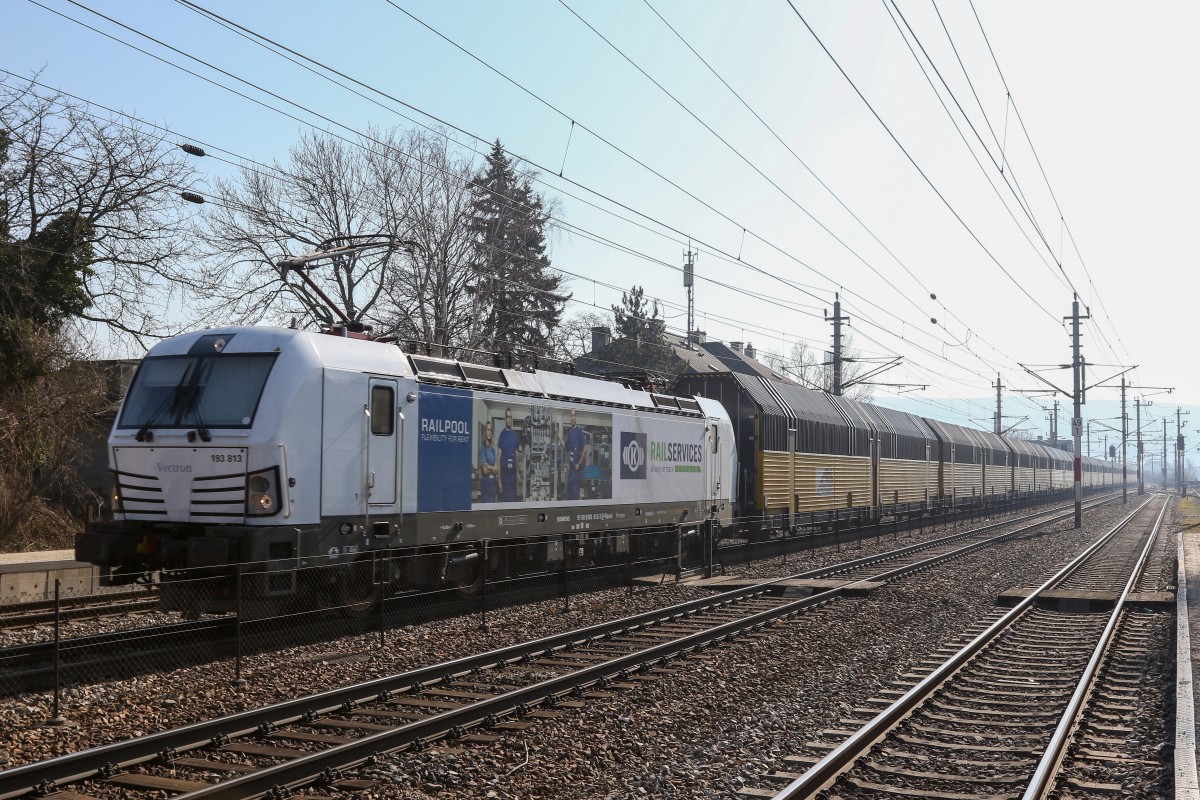 193 813 mit einem Autozug bei B�heimkirchen am 21. Februar 2015.