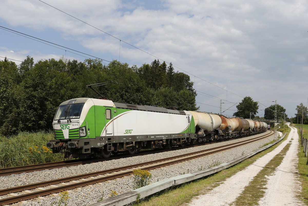 193 814 mit einem Kesselwagenzug aus Salzburg kommend am 15. August 2018 bei Grabenst�tt.