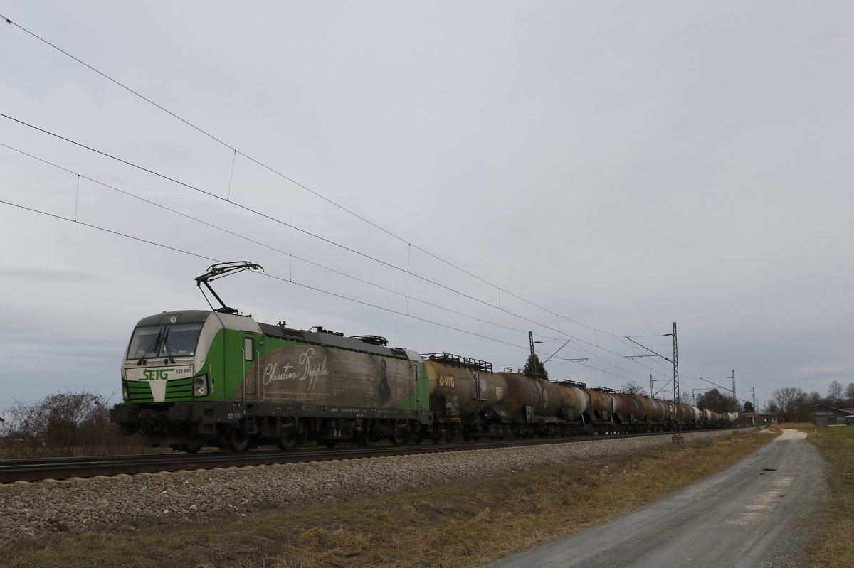 193 831  Christian Doppler  mit einem Kesselwagenzug aus Salzburg kommend am 26. Februar 2017 bei �bersee am Chiemsee.