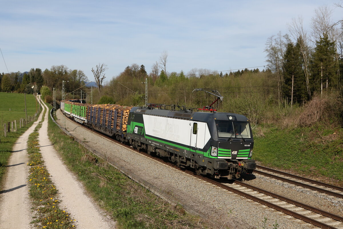193 832 mit einem Holzzug aus M�nchen kommend am 4. Mai 2021 bei Grabenst�tt im Chiemgau.