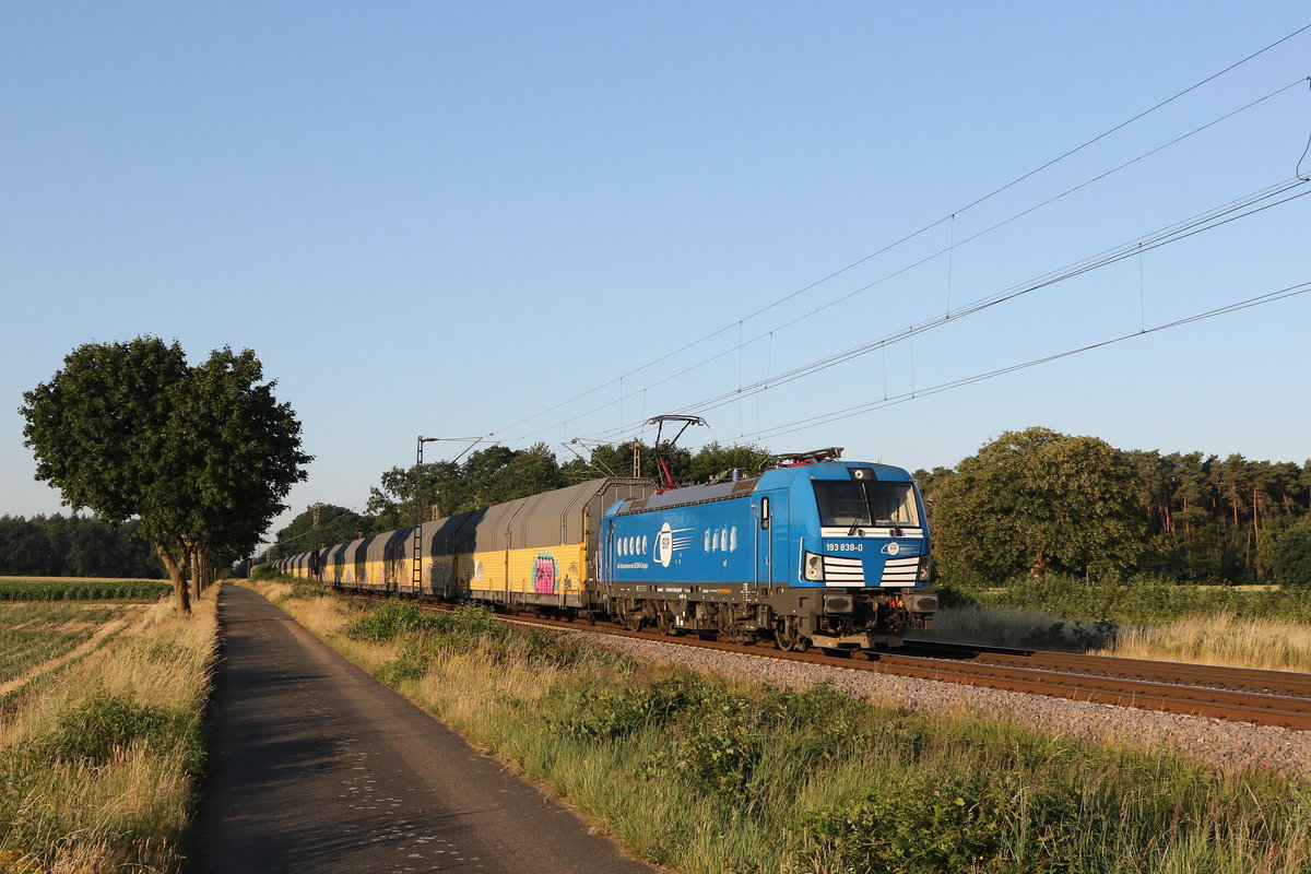 193 838 der  EGP  mit einem Autozug am 26. Juni 2020 bei D�rverden.