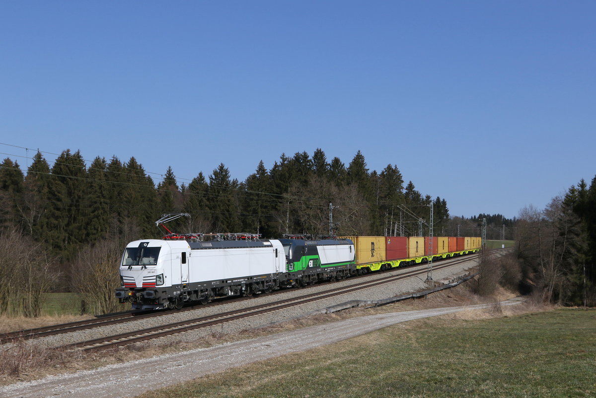 193 961 & 193 xxx mit einem Containerzug aus Salzburg kommend am 7. M�rz 2021 bei Grabenst�tt im Chiemgau.