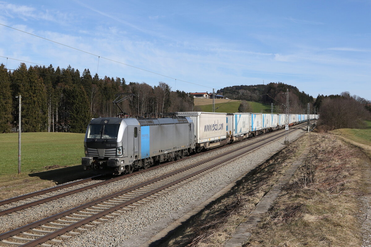 193 990 von  Railpool  mit dem  EKOL  aus Salzburg kommend am 22. Februar 2023 bei H�tt im Chiemgau.
