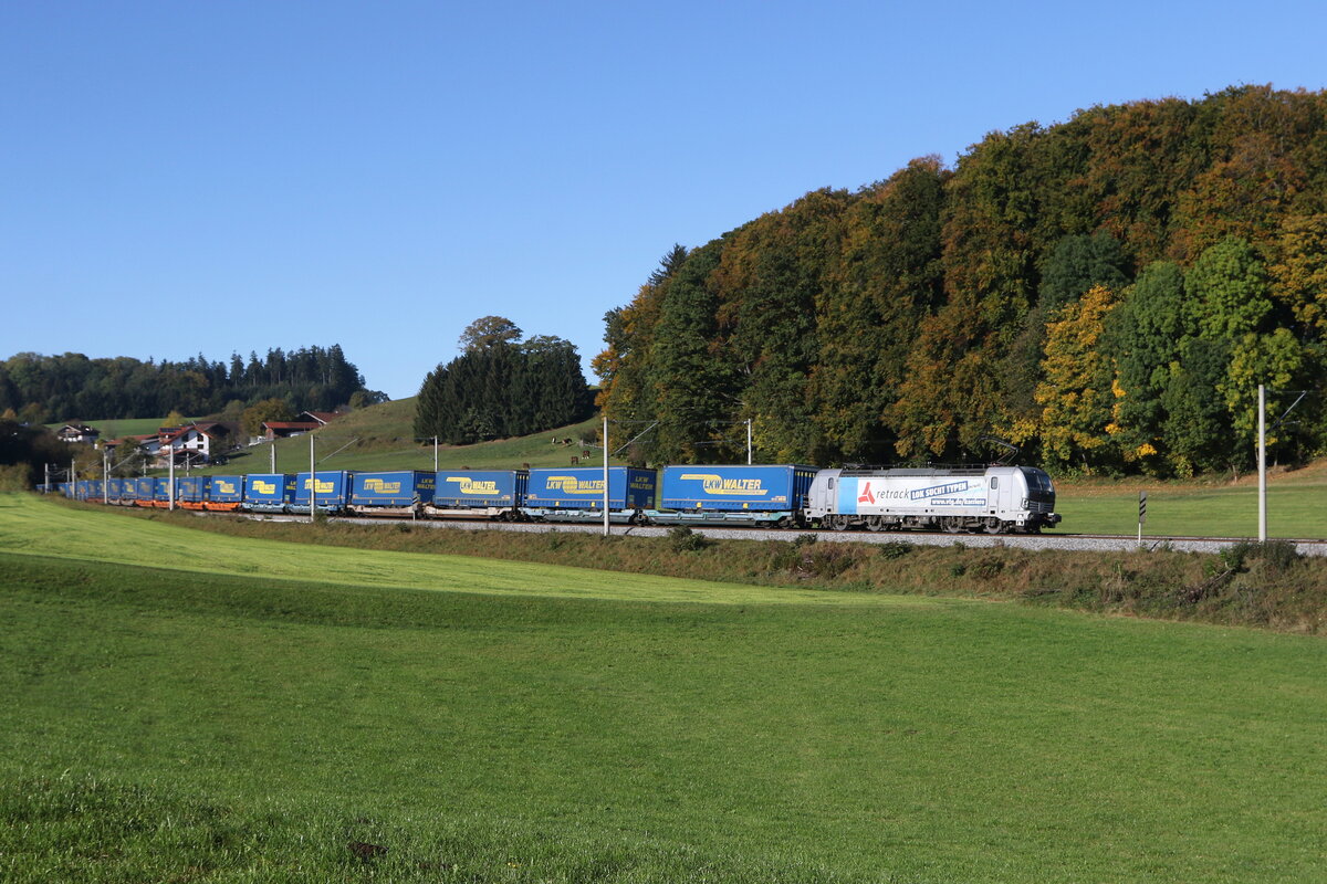 193 993 mit einem  WALTER-KLV  aus M�nchen kommend am 25. Oktober 2023 bei Axdorf im Chiemgau.