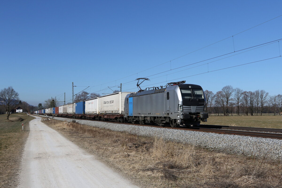 193 998 mit einem  KLV  aus M�nchen kommend am 9. M�rz 2022 bei �bersee am Chiemsee.