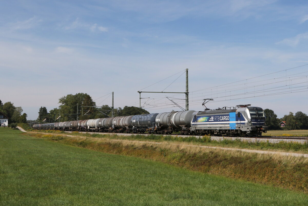 193 999  GY�R  von  RTB Cargo  war am 17. August 2022 mit einem Kesselwagenzug bei �bersee in Richtung Salzburg unterwegs.