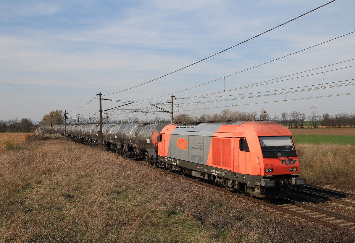 2016 905 mit einem Kesselwagenzug am 21. M�rz 2014 bei Grammatneusiedl.