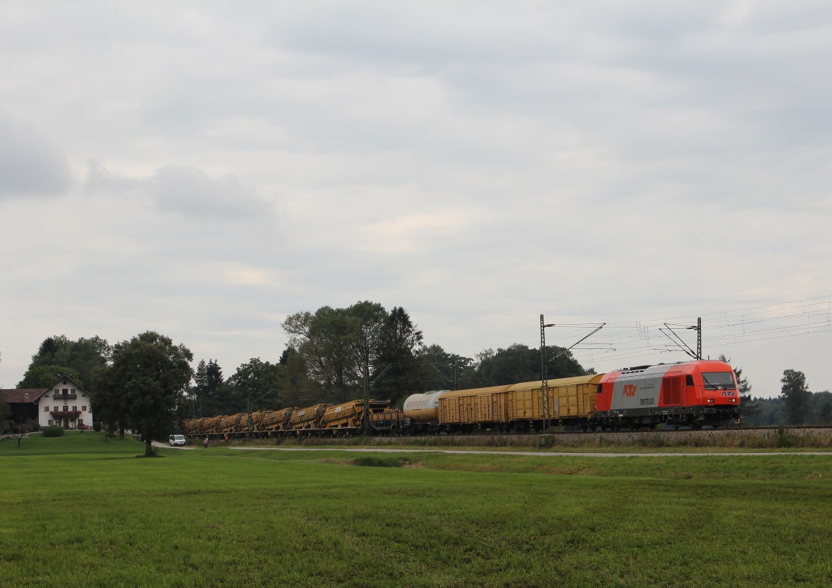 2016 908 mit einem Bauzug am 19. September 2015 bei �bersee am Chiemsee.