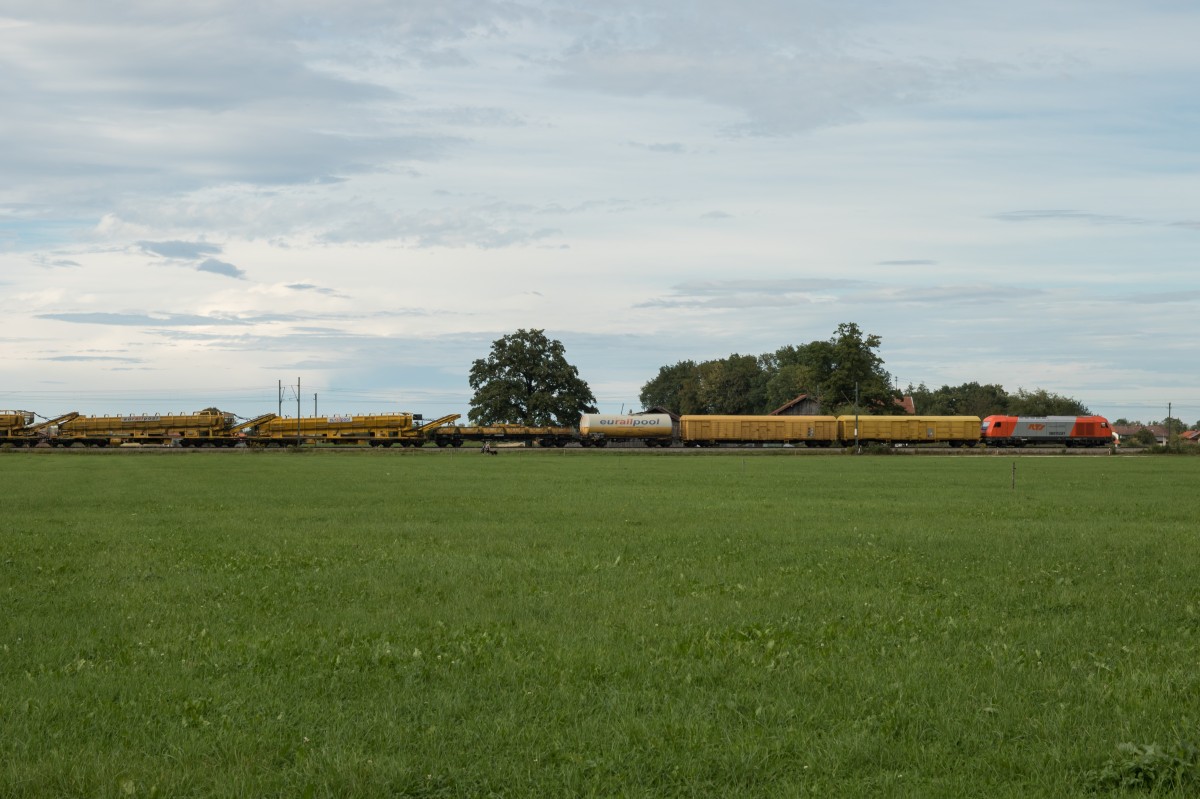 2016 908 war mit einem Gleisbauzug am 16. September 2015 bei �bersee am Chiemsee im Einsatz.