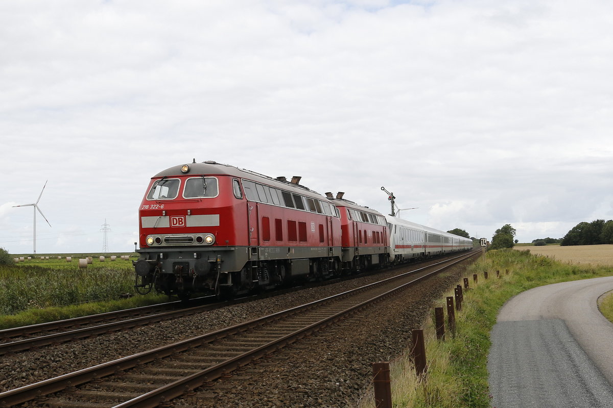 218 322-6 und 218 xxx mit einem IC aus Westerland kommend am 13. August 2017 bei Klanxb�ll.