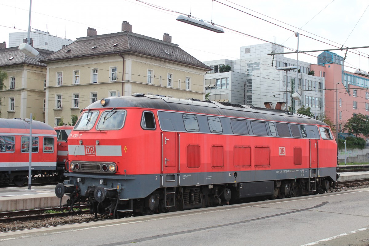 218 430-7 am 26. August 2013 im Aussenbereich des M�nchner Hauptbahnhofs.