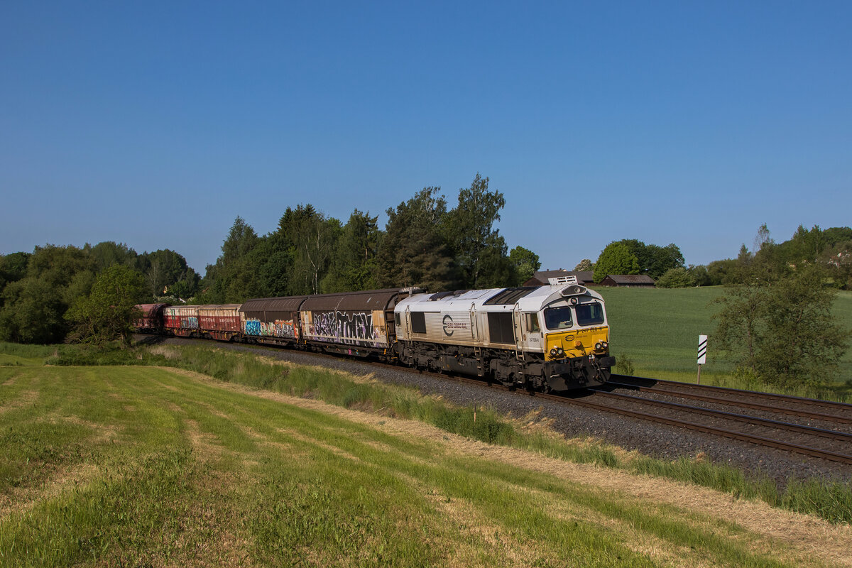 247 026 war mit einem gemischten G�terzug am 29. Mai 2023 bei Escheldorf in Richtung Marktredwitz unterwegs.