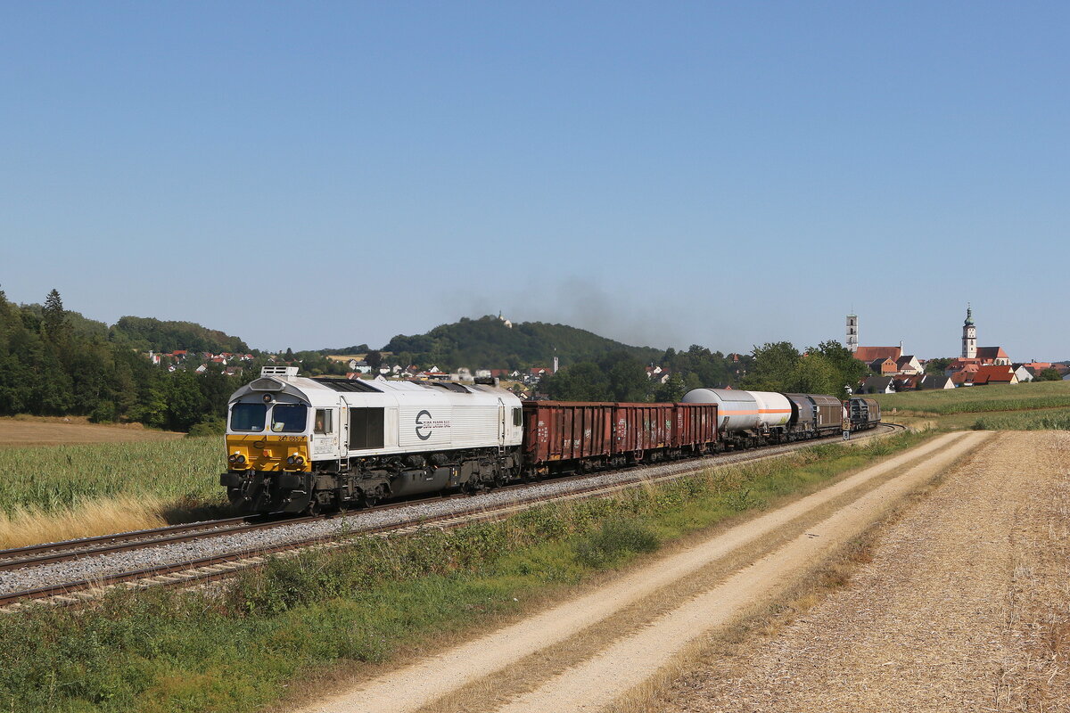 247 055 am 4. August 2022 mit einem gemischten G�terzug aus Sulzbach-Rosenberg kommend am  Drei-Kirchenblick .