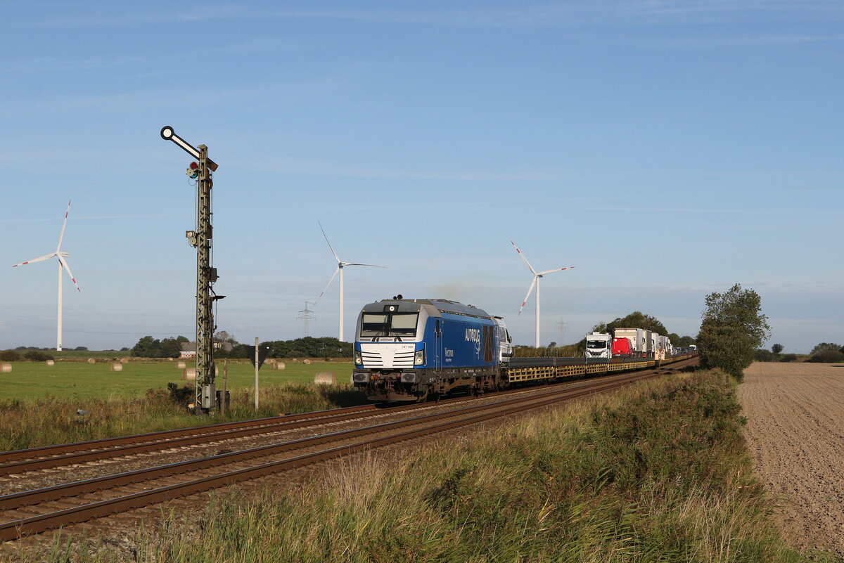 247 908  Debbie  mit einem Autozug aus Sylt kommend am 15. September 2023 kurz vor Klanxb�ll.