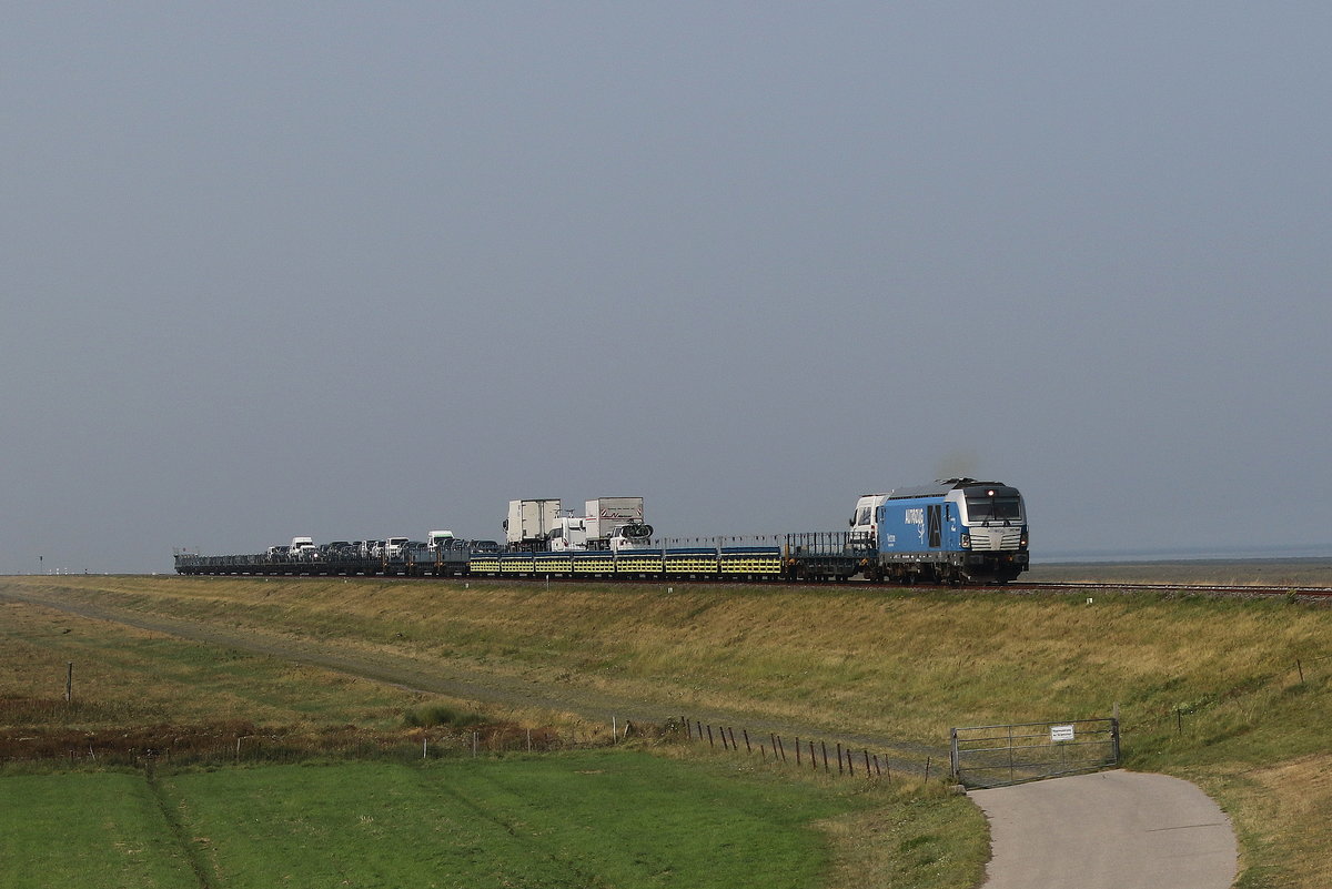 247 909  Anne  mit einem Autozug aus Sylt kommend am 28. August 2019 bei Klanxb�ll.