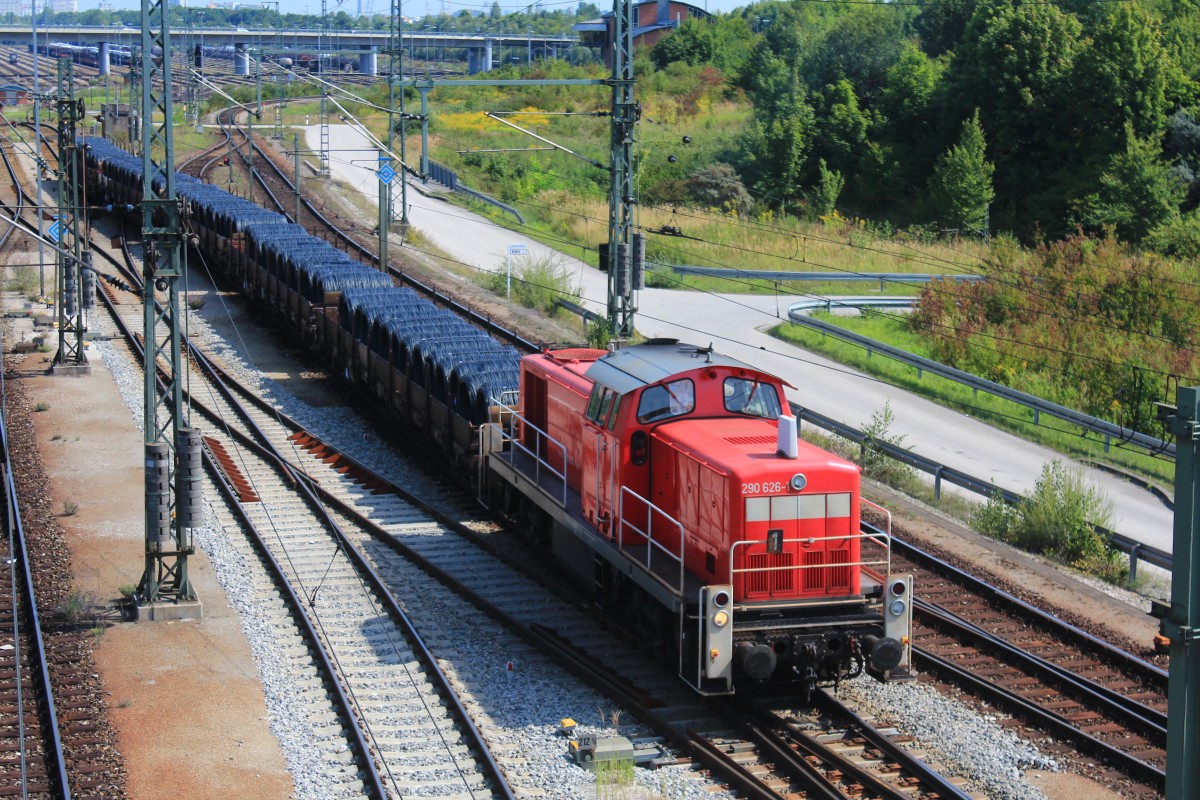 290 626-1 schiebt am 23. August 2012 mit Stahl beladene Waggons in Richtung Ablaufberg im Rangierbahnhof M�nchen-Nord.