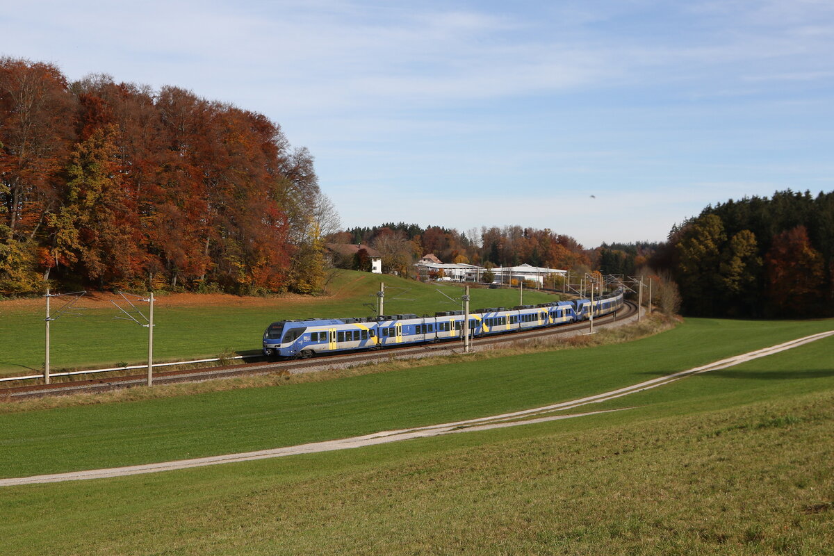 430 018 und 430 020 auf dem Weg nach M�nchen am 1. November 2025 bei Axdorf.