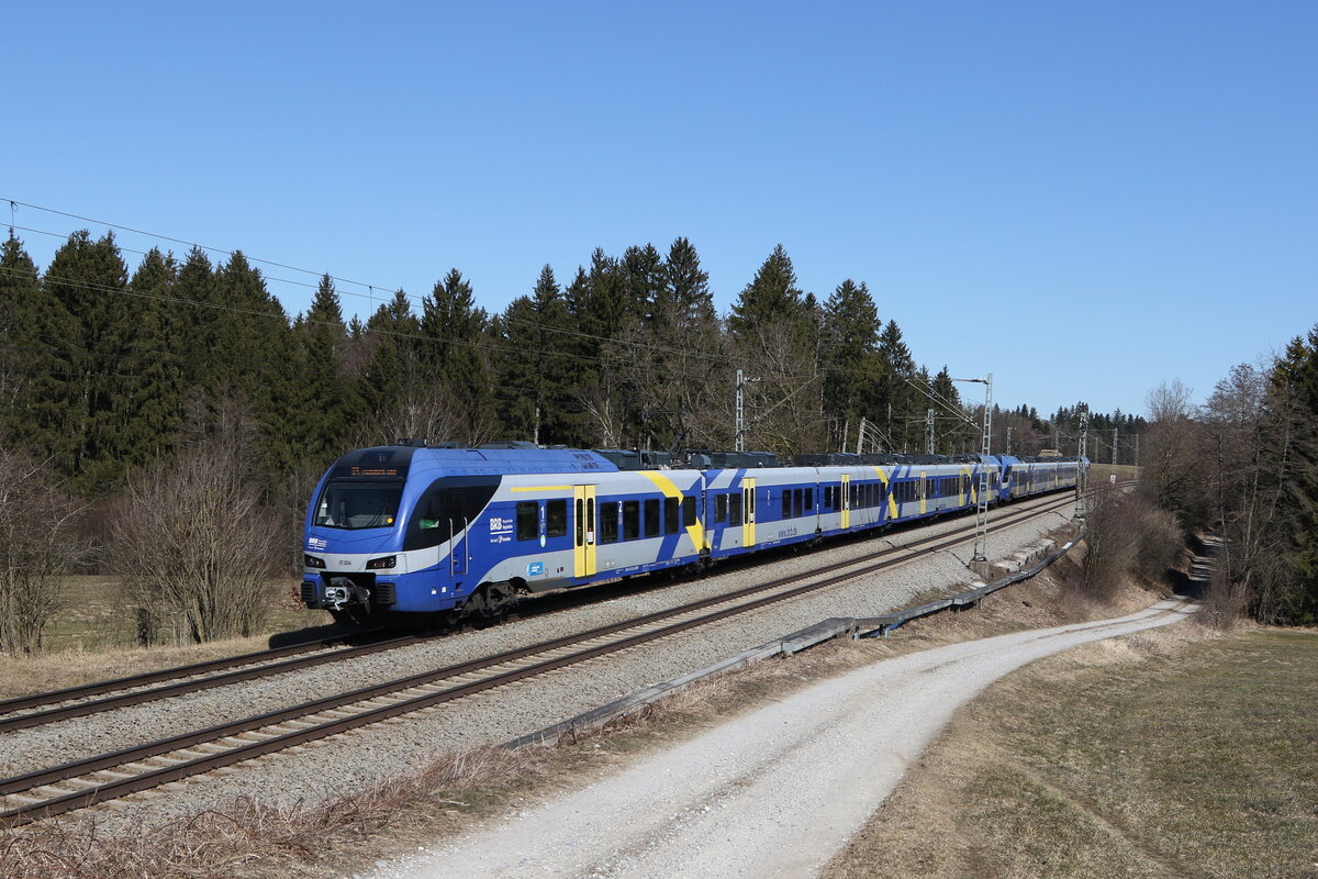 430 324 aus Salzburg kommend am 9. M�rz 2022 bei Grabenst�tt im Chiemgau.